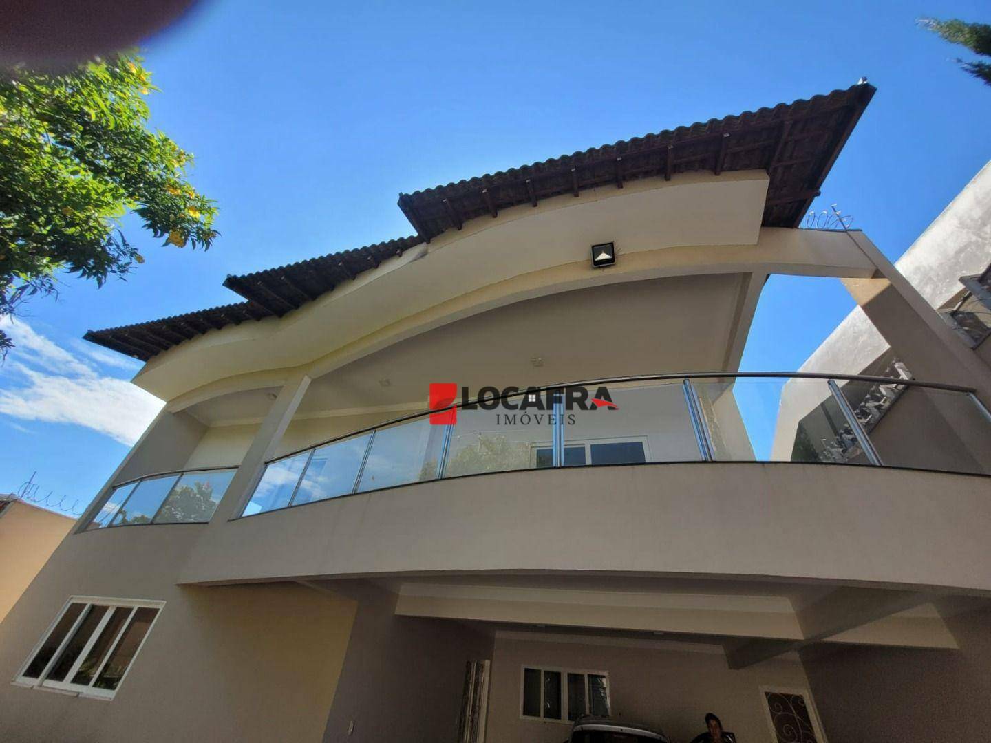 Casa à venda e aluguel com 4 quartos, 460m² - Foto 1