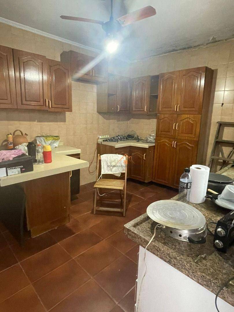 Casa para alugar com 5 quartos, 200m² - Foto 1