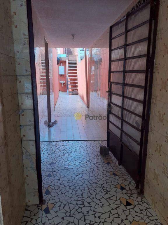 Sobrado à venda com 2 quartos, 220m² - Foto 1