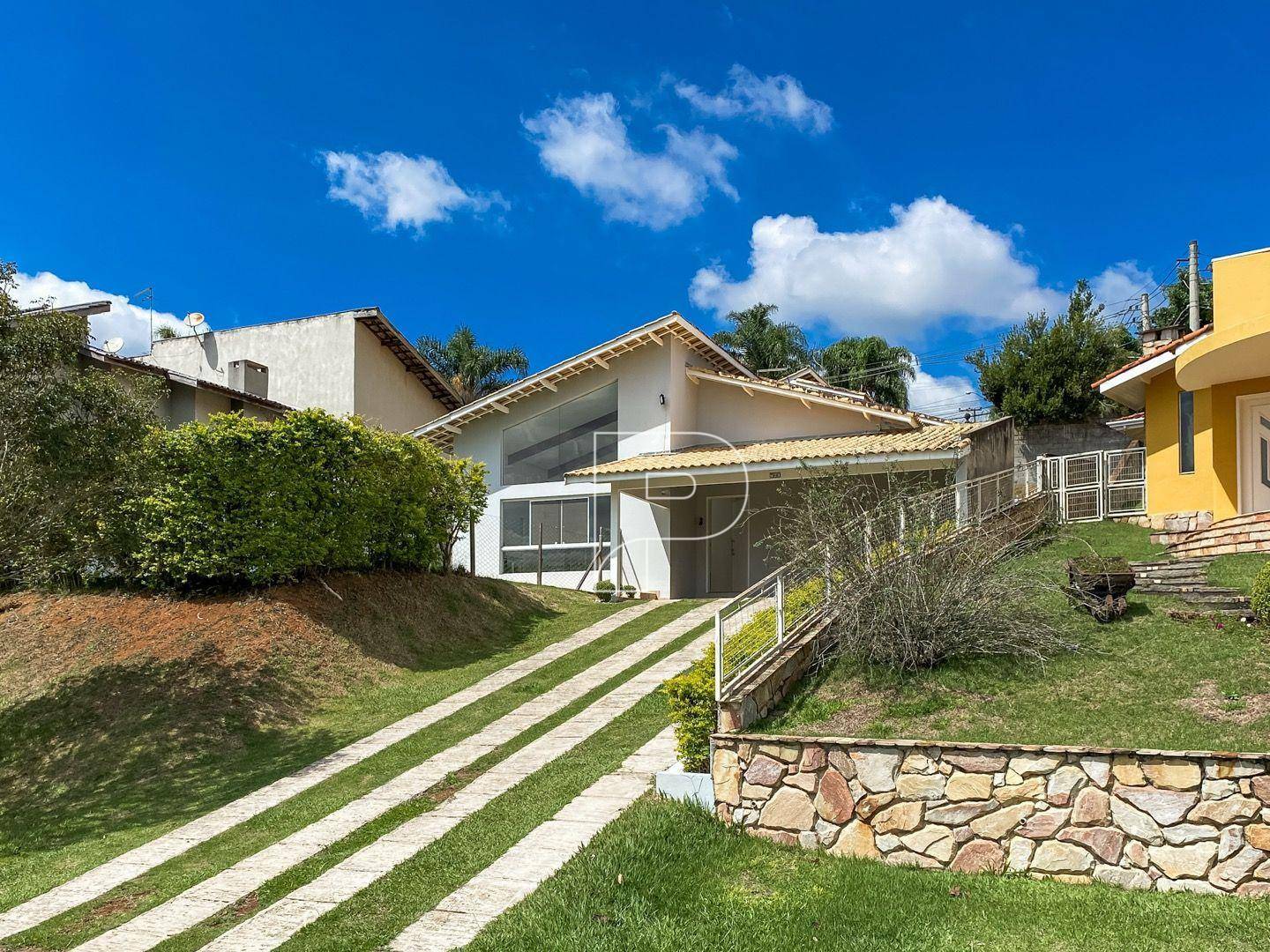Casa de Condomínio para alugar com 4 quartos, 200m² - Foto 1
