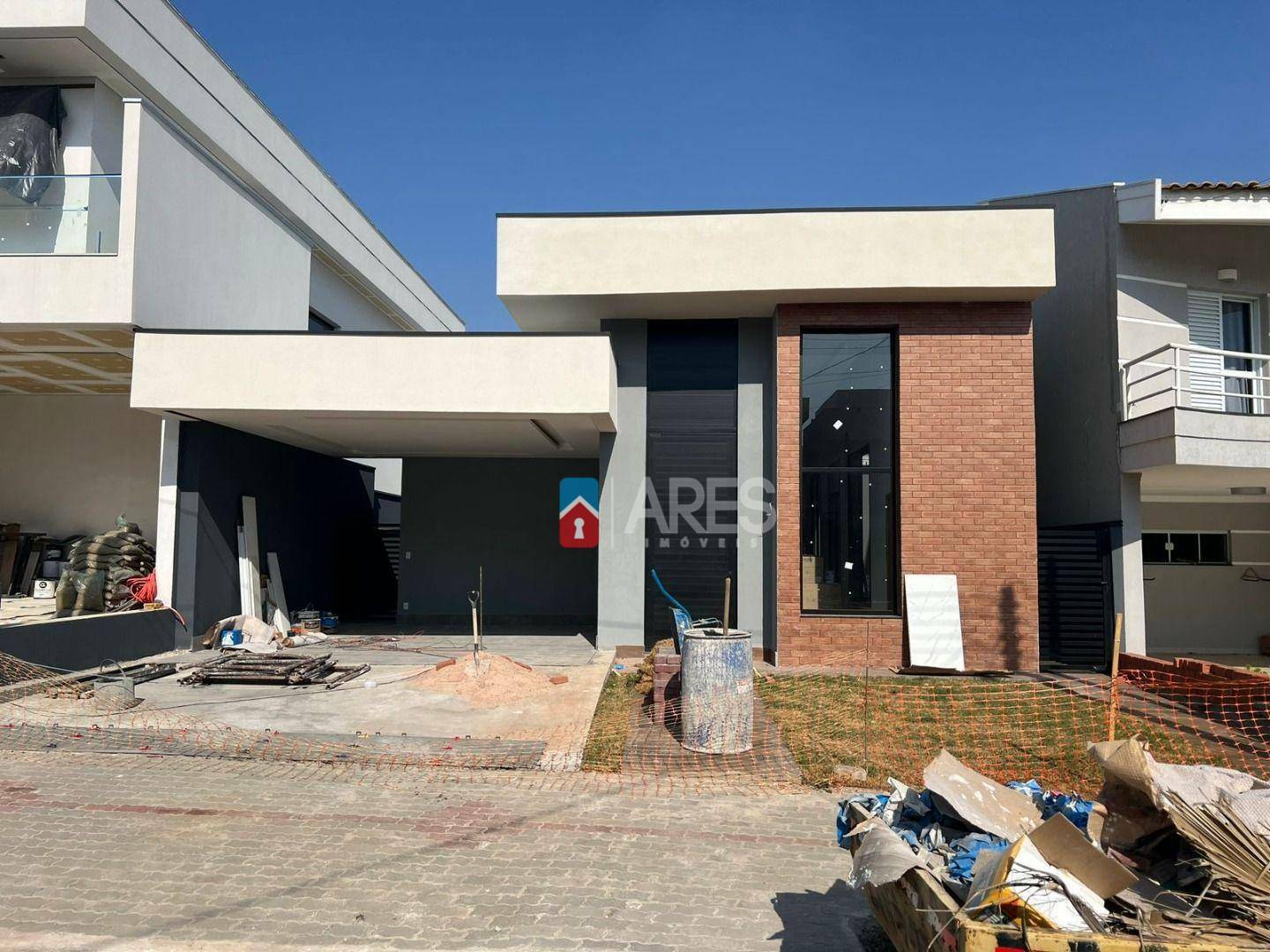 Casa de Condomínio à venda com 3 quartos, 260m² - Foto 1