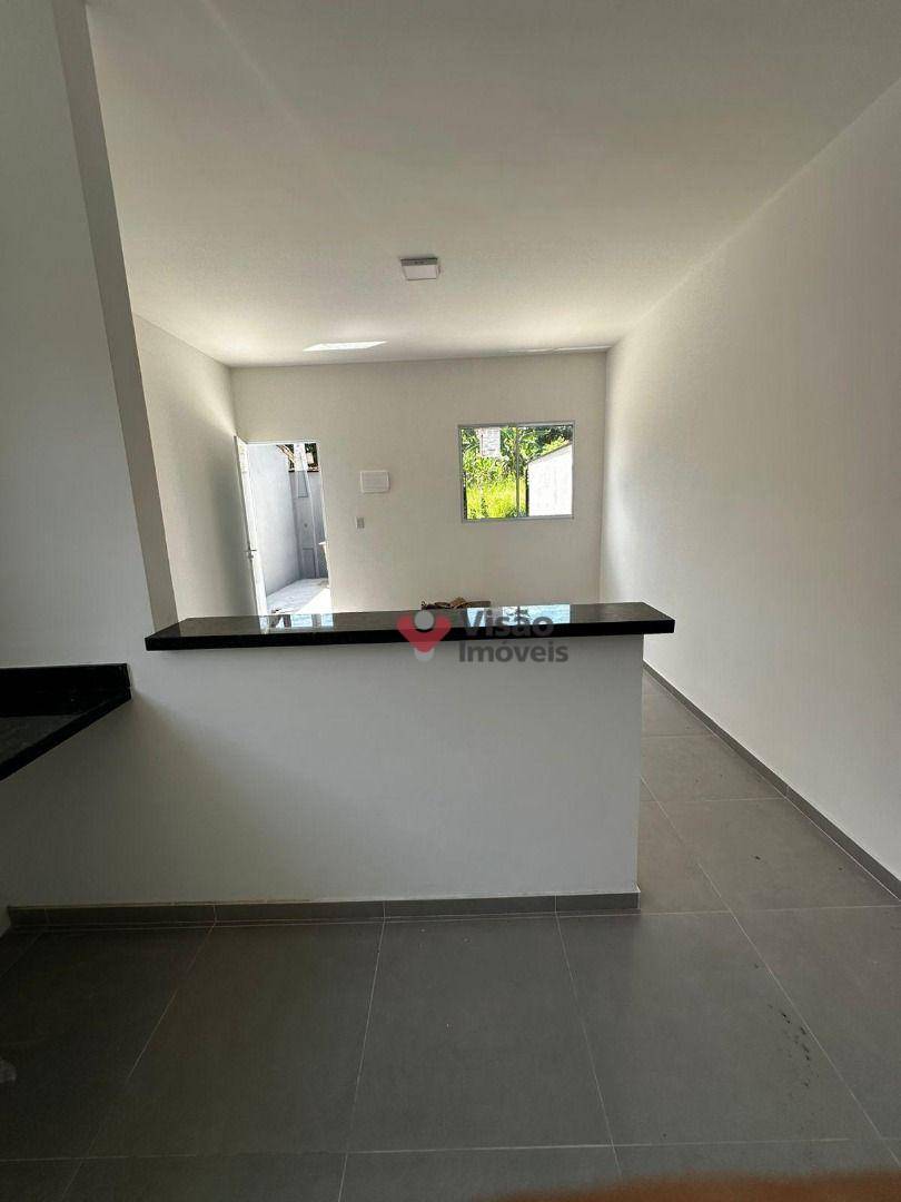 Casa à venda com 2 quartos, 60m² - Foto 2