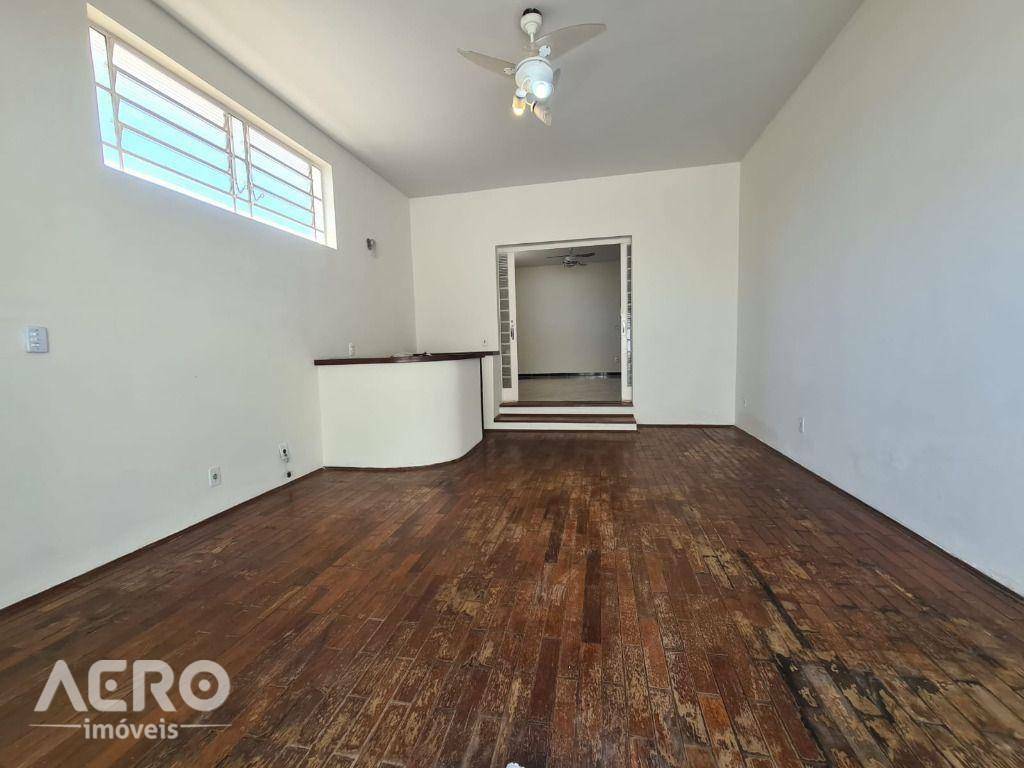 Casa à venda com 3 quartos, 170m² - Foto 2