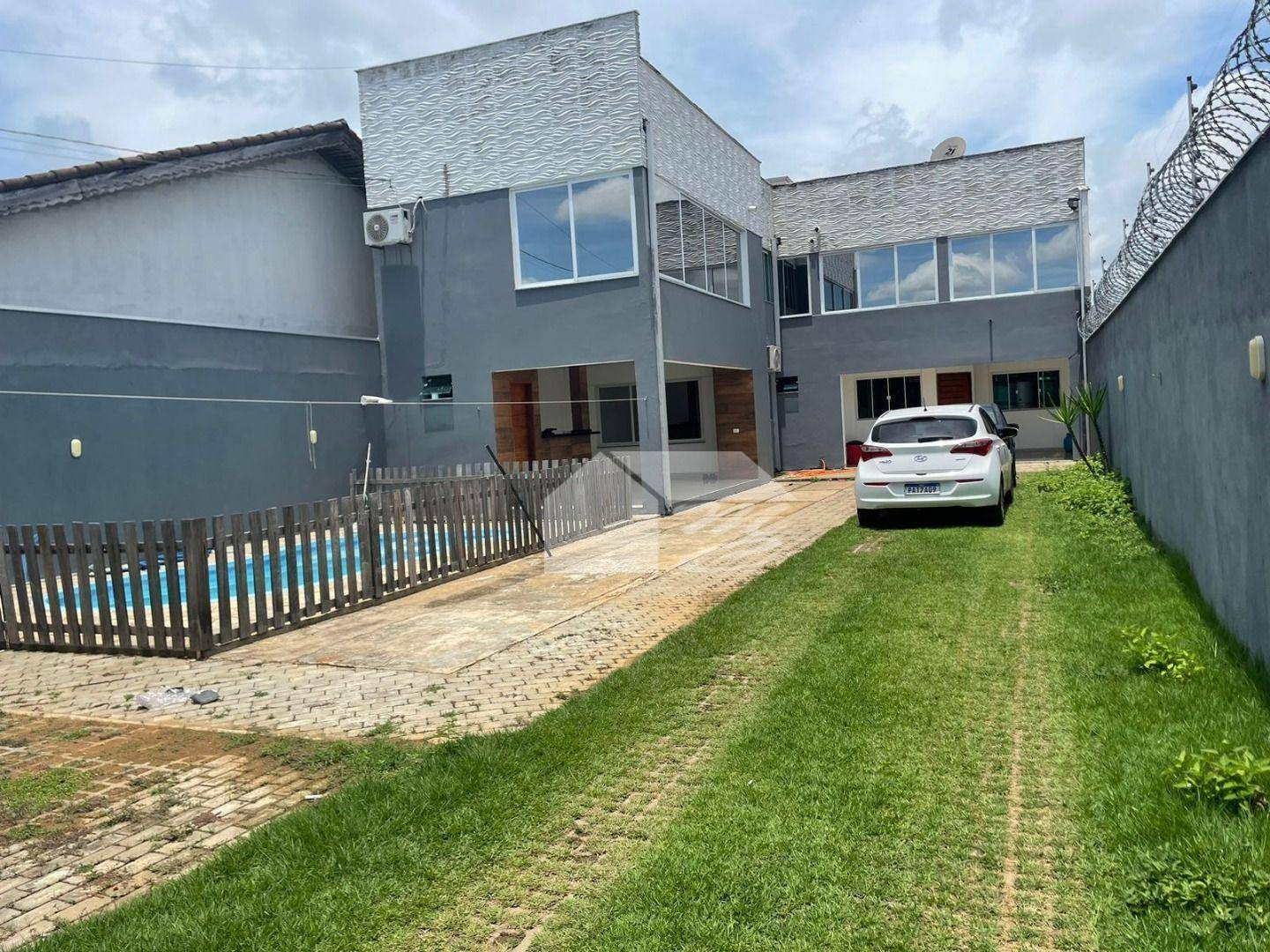 Casa à venda com 3 quartos, 247m² - Foto 1