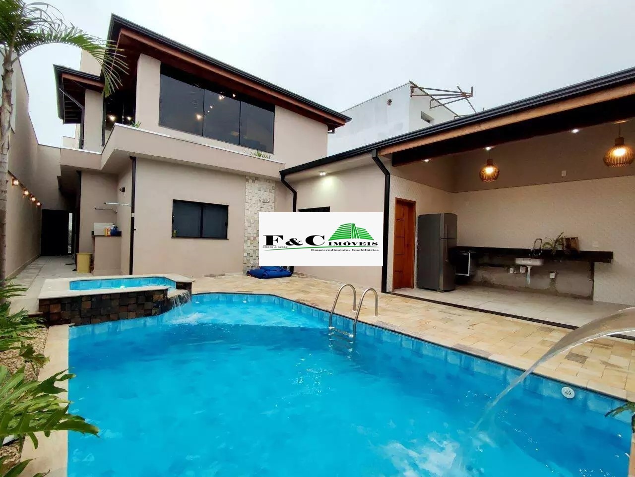 Casa de Condomínio para alugar com 4 quartos, 300m² - Foto 1