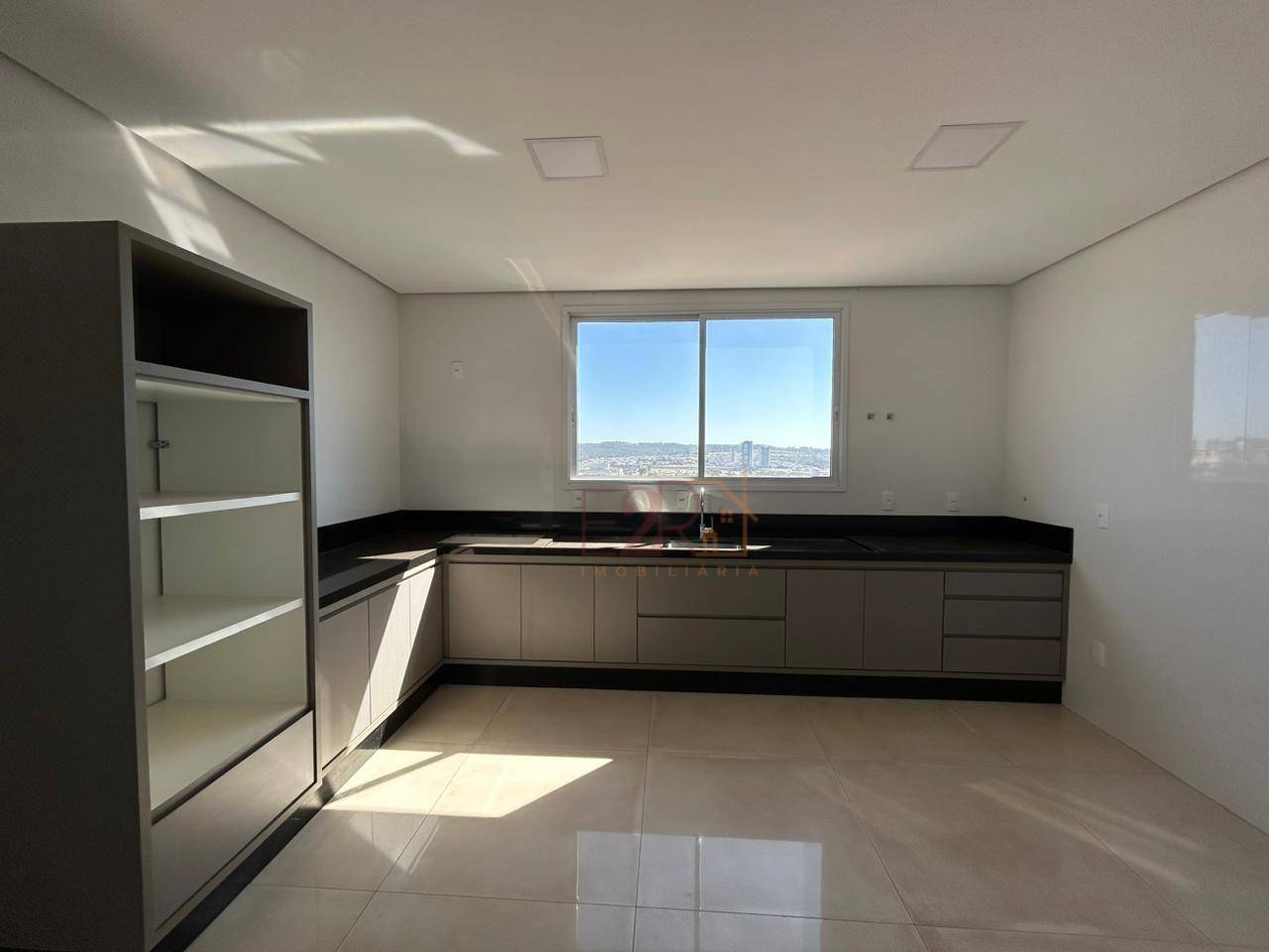 Apartamento à venda com 3 quartos, 192m² - Foto 4