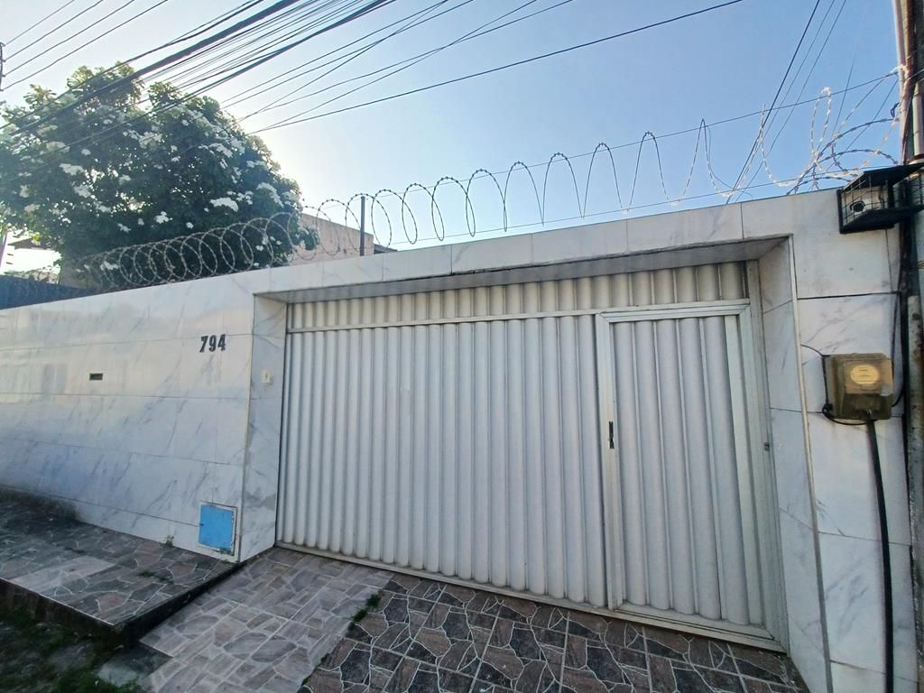 Casa para alugar com 4 quartos, 220m² - Foto 1