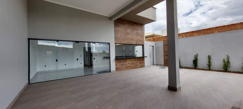 Casa à venda com 3 quartos, 180m² - Foto 1