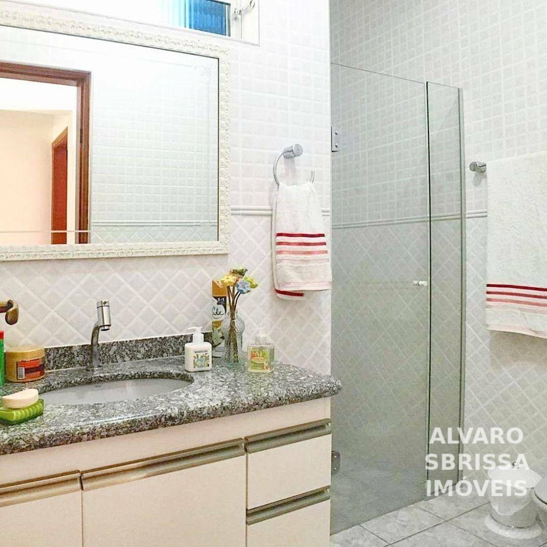 Casa à venda com 3 quartos, 200m² - Foto 1