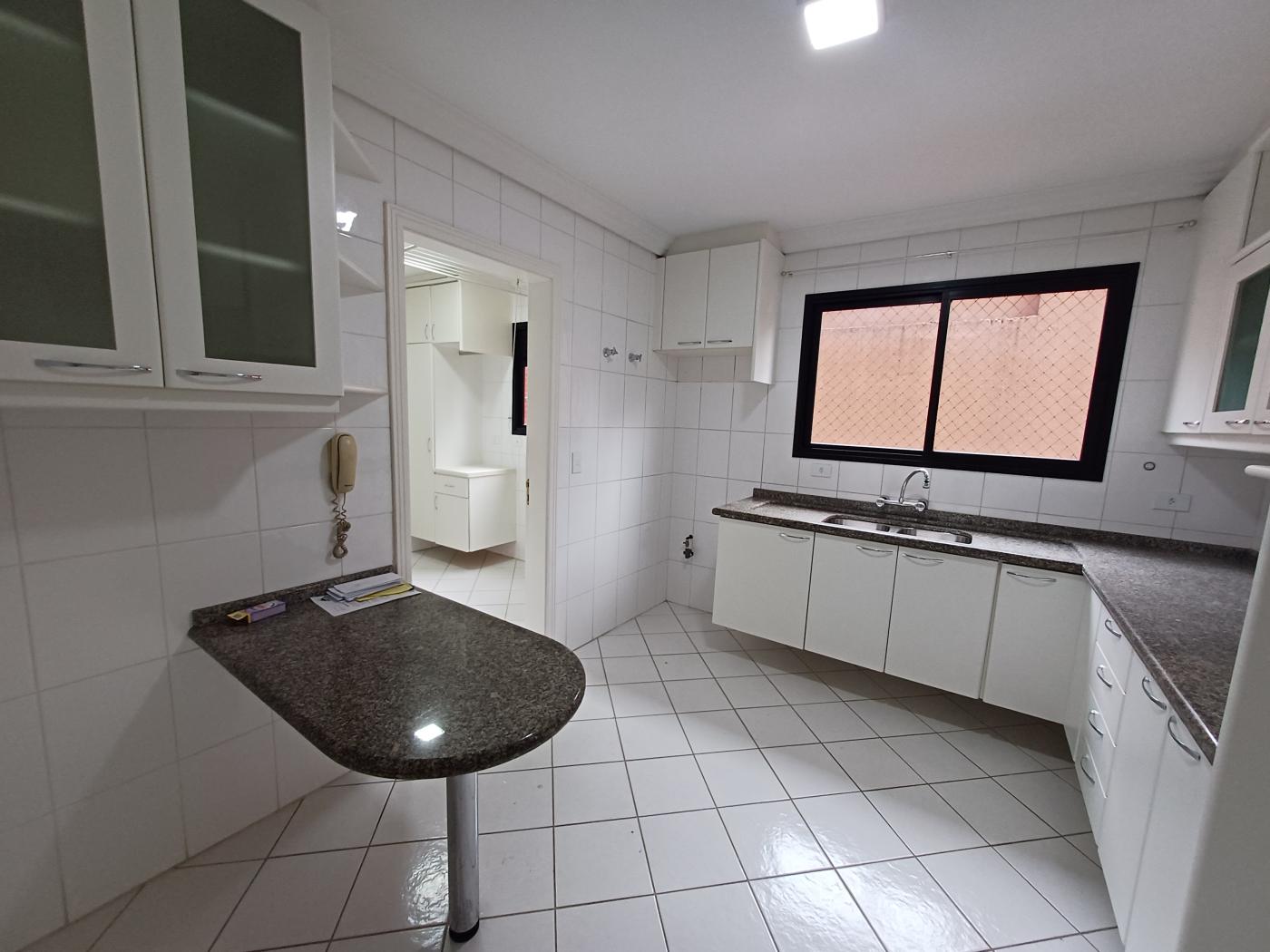 Apartamento para alugar com 3 quartos, 133m² - Foto 11