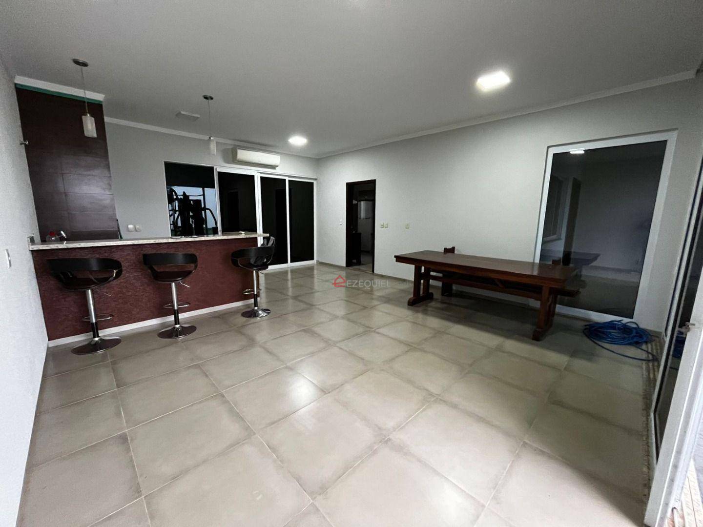 Casa à venda com 3 quartos, 155m² - Foto 1