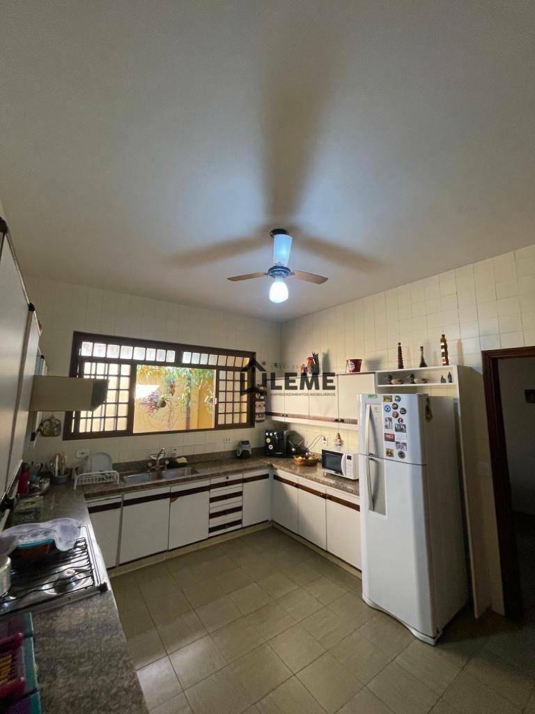 Casa à venda com 3 quartos, 340m² - Foto 13