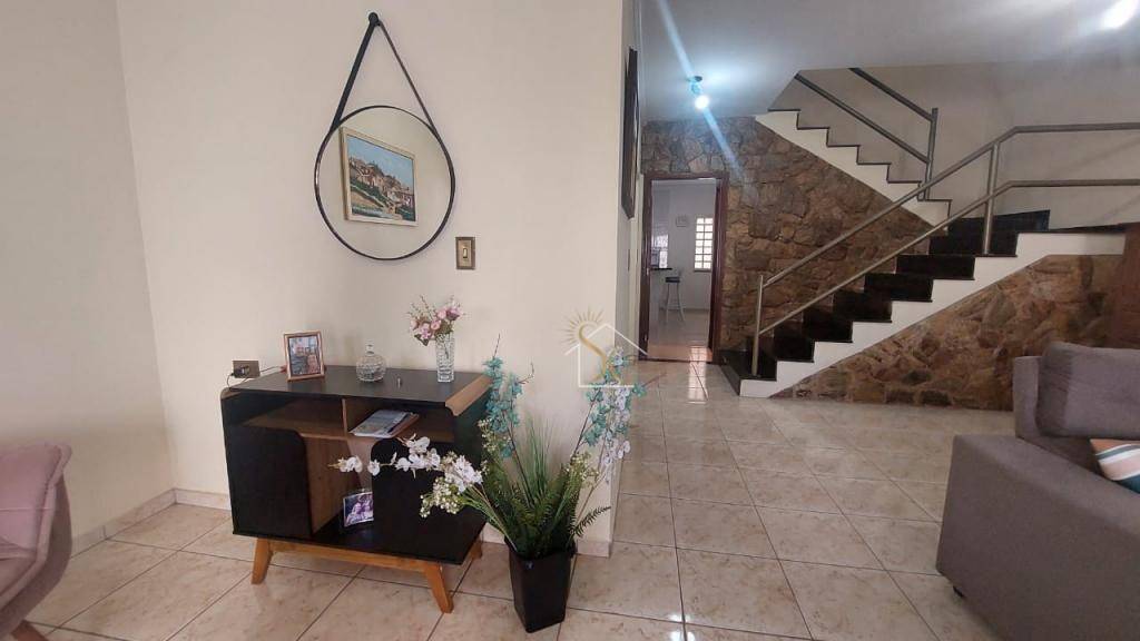 Casa à venda com 3 quartos, 194m² - Foto 1