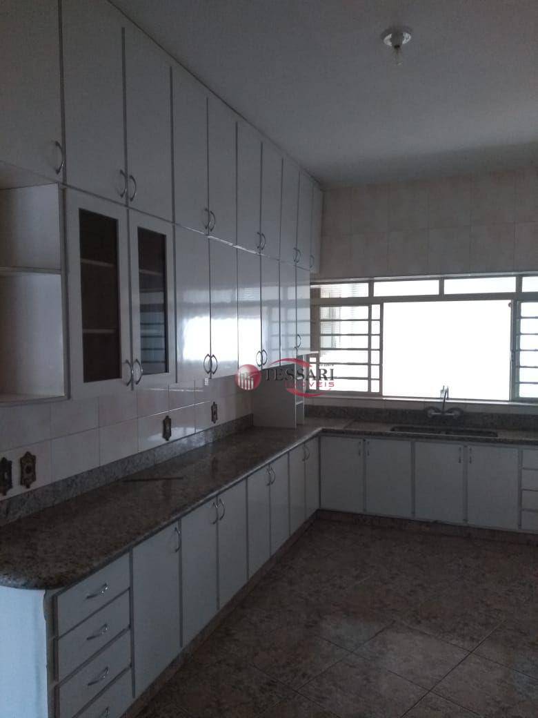 Casa para alugar com 5 quartos, 150m² - Foto 9