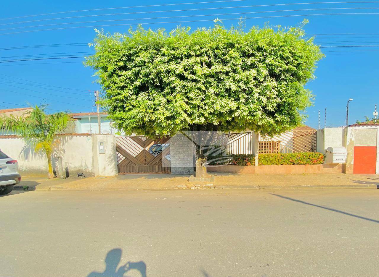 Casa à venda com 3 quartos, 200m² - Foto 1