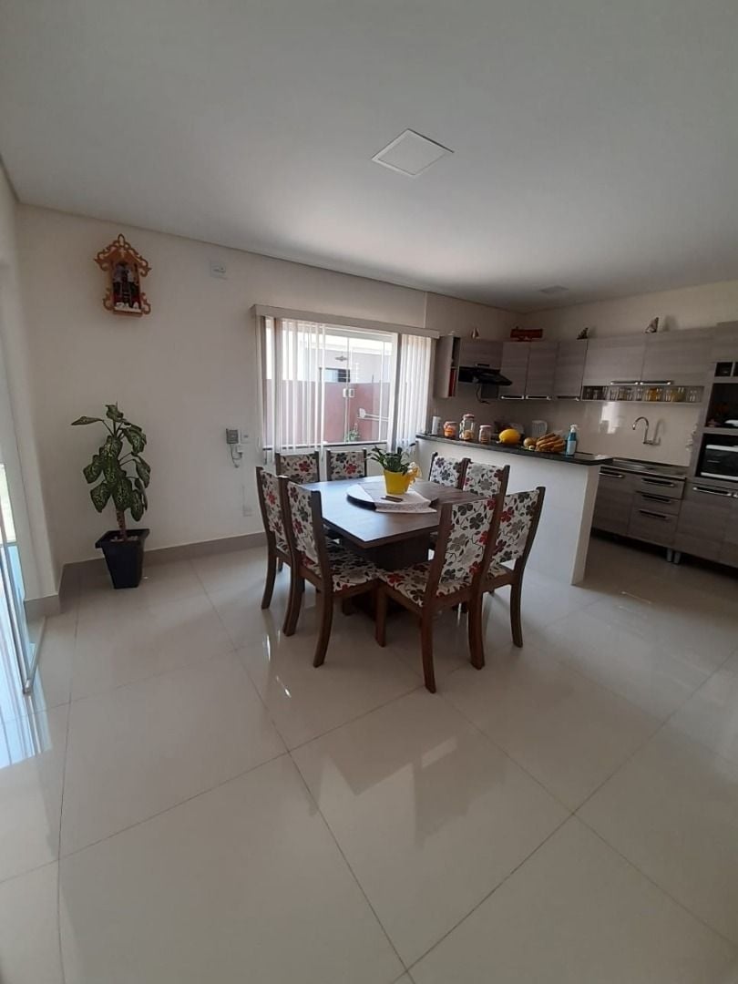 Casa à venda com 4 quartos, 190m² - Foto 4