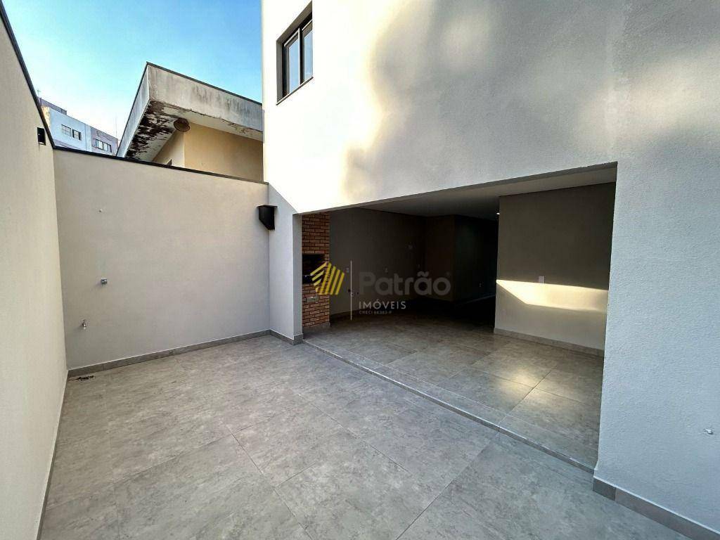 Sobrado à venda com 3 quartos, 214m² - Foto 3