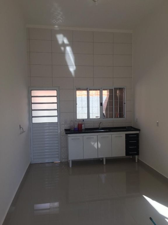 Casa à venda com 3 quartos, 70m² - Foto 2