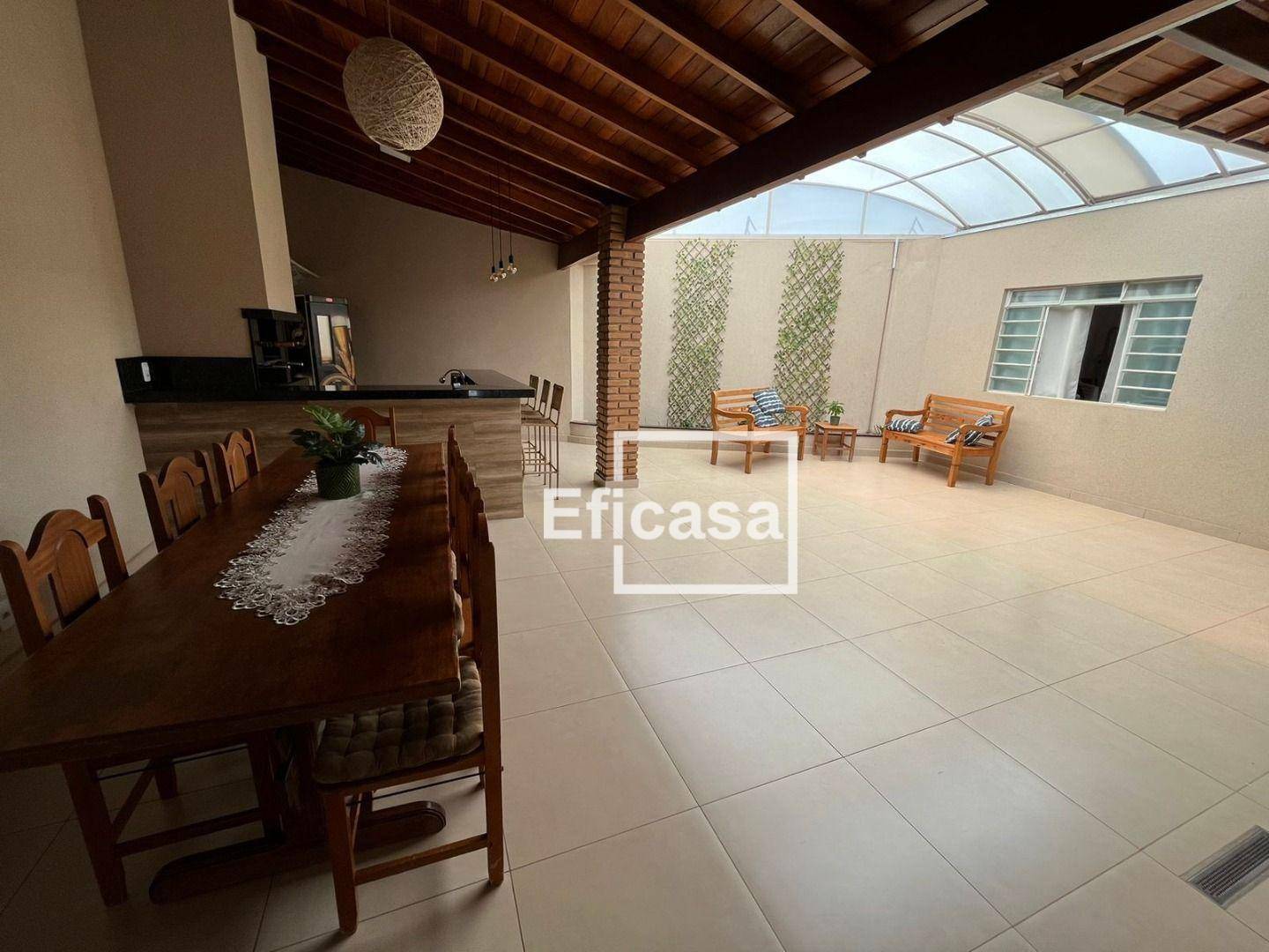 Casa à venda com 3 quartos, 220m² - Foto 1