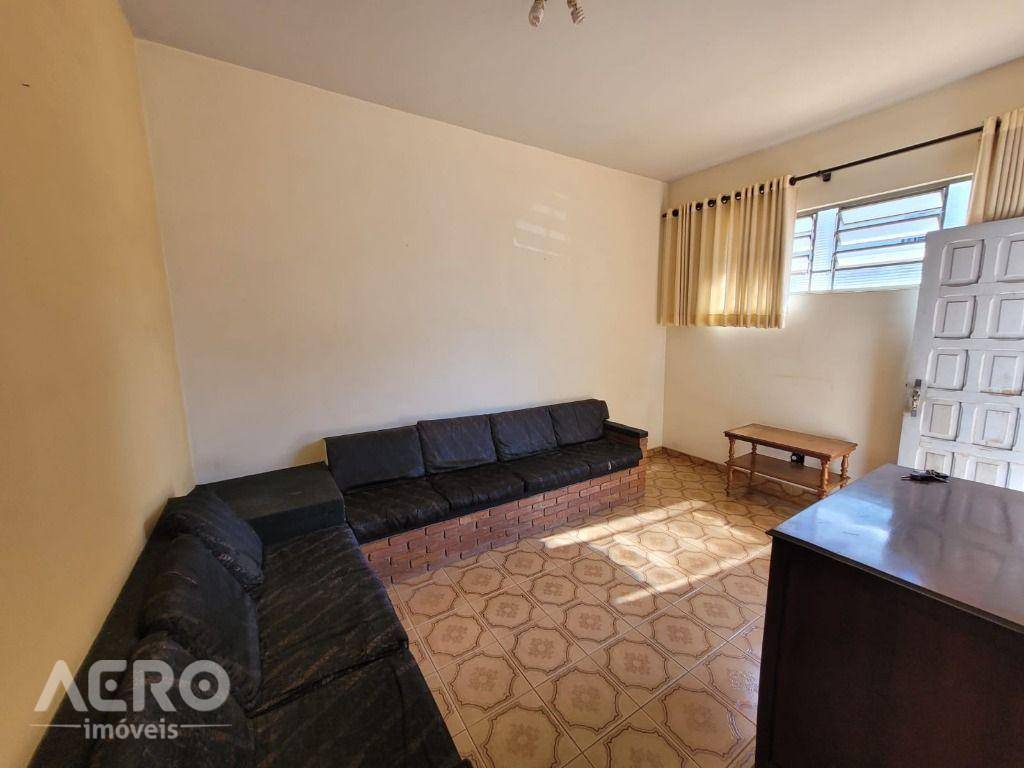 Casa à venda com 3 quartos, 208m² - Foto 2