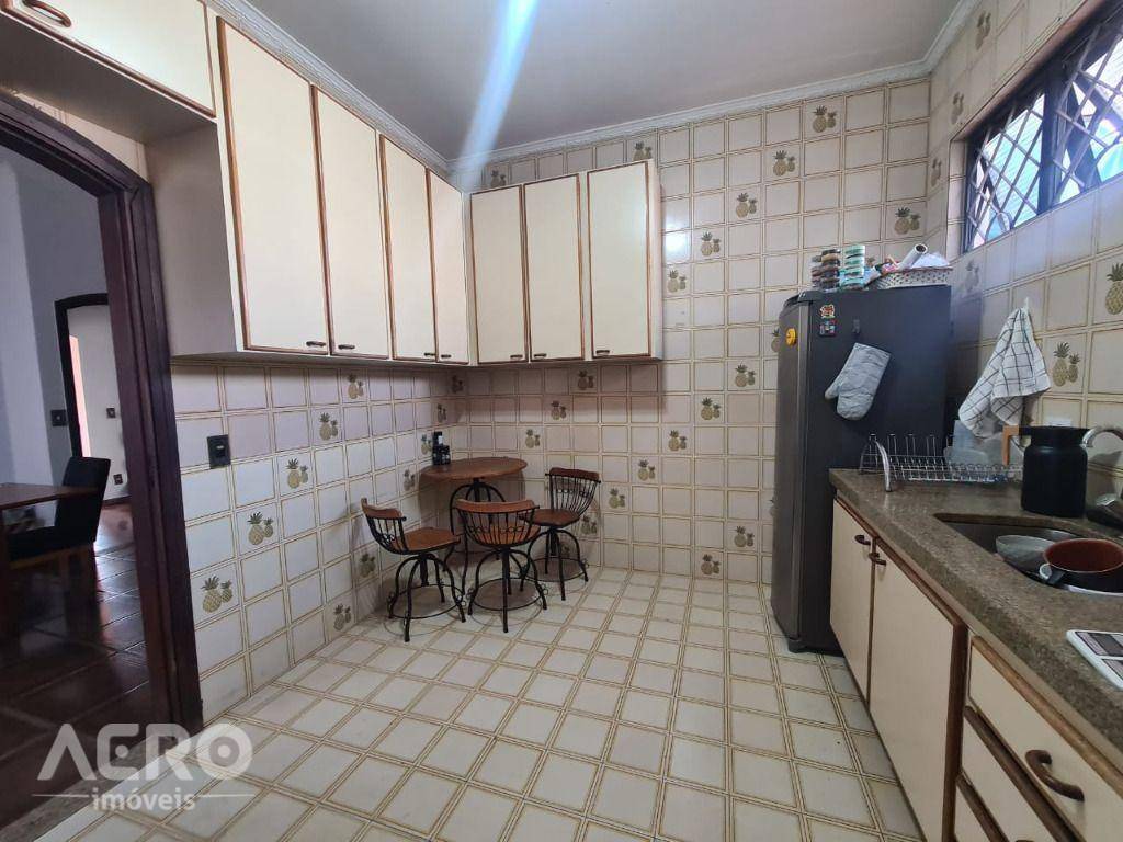 Casa à venda com 3 quartos, 246m² - Foto 19