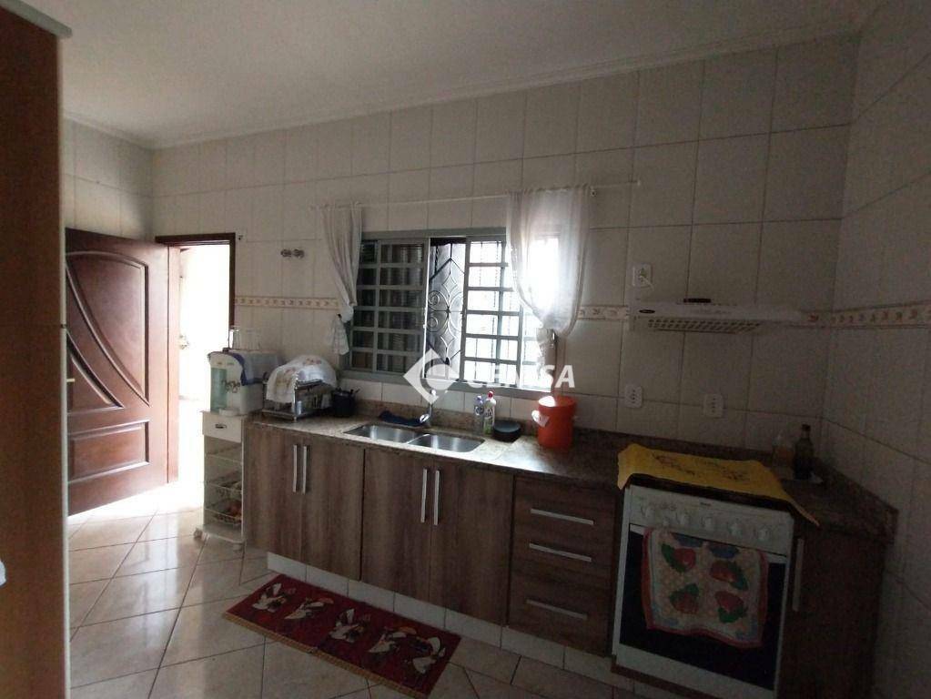 Casa à venda com 3 quartos, 198m² - Foto 4