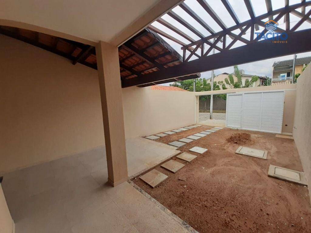 Casa à venda com 3 quartos, 131m² - Foto 1