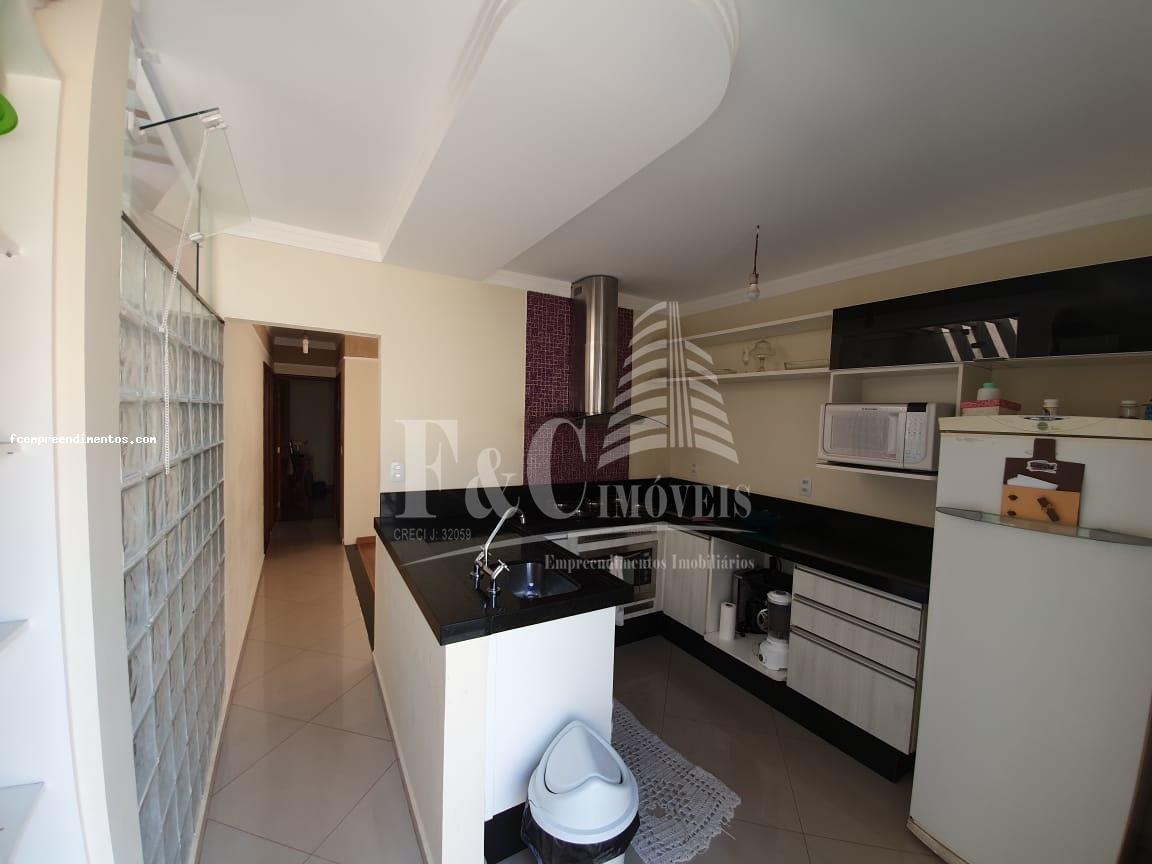 Casa à venda com 2 quartos, 250m² - Foto 1