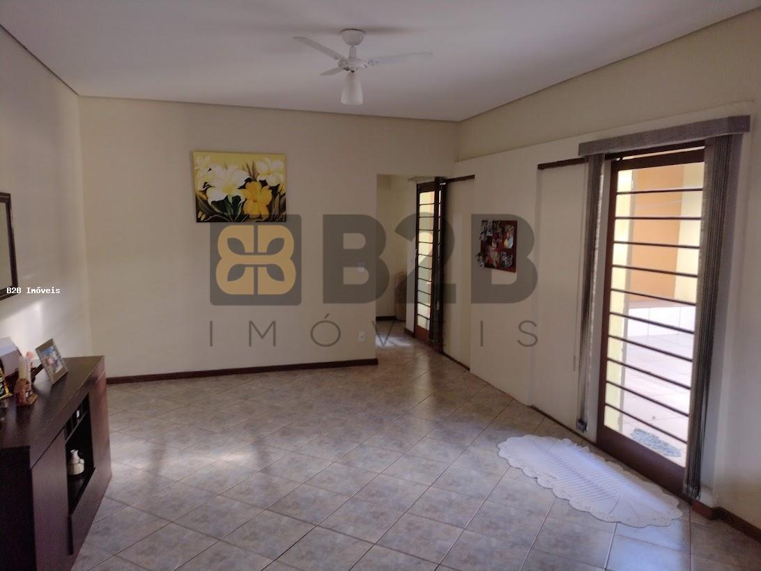 Casa à venda com 3 quartos, 156m² - Foto 2