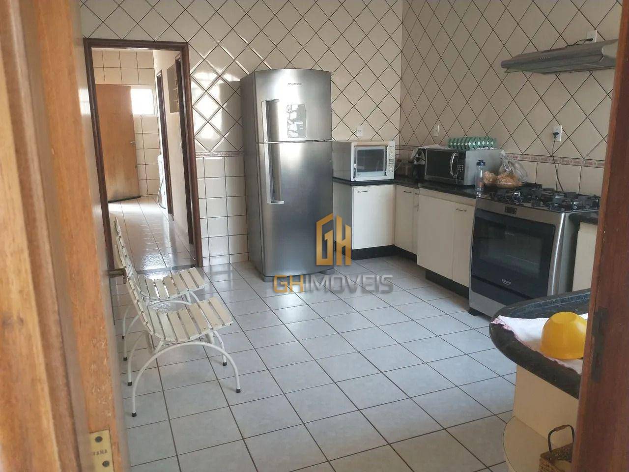 Casa à venda com 4 quartos, 188m² - Foto 1