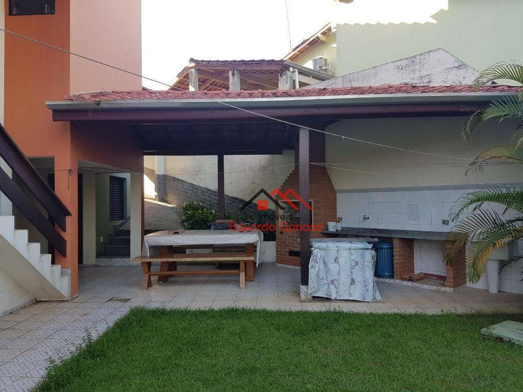 Casa à venda com 5 quartos, 234m² - Foto 4