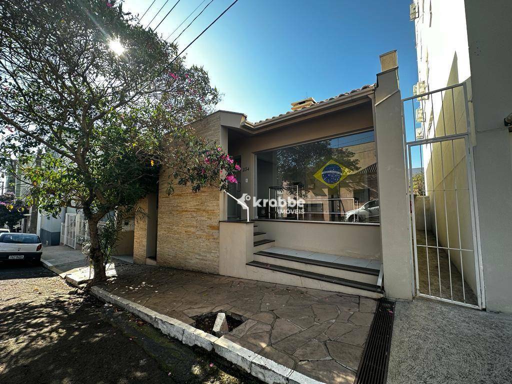 Casa à venda com 3 quartos, 299m² - Foto 1