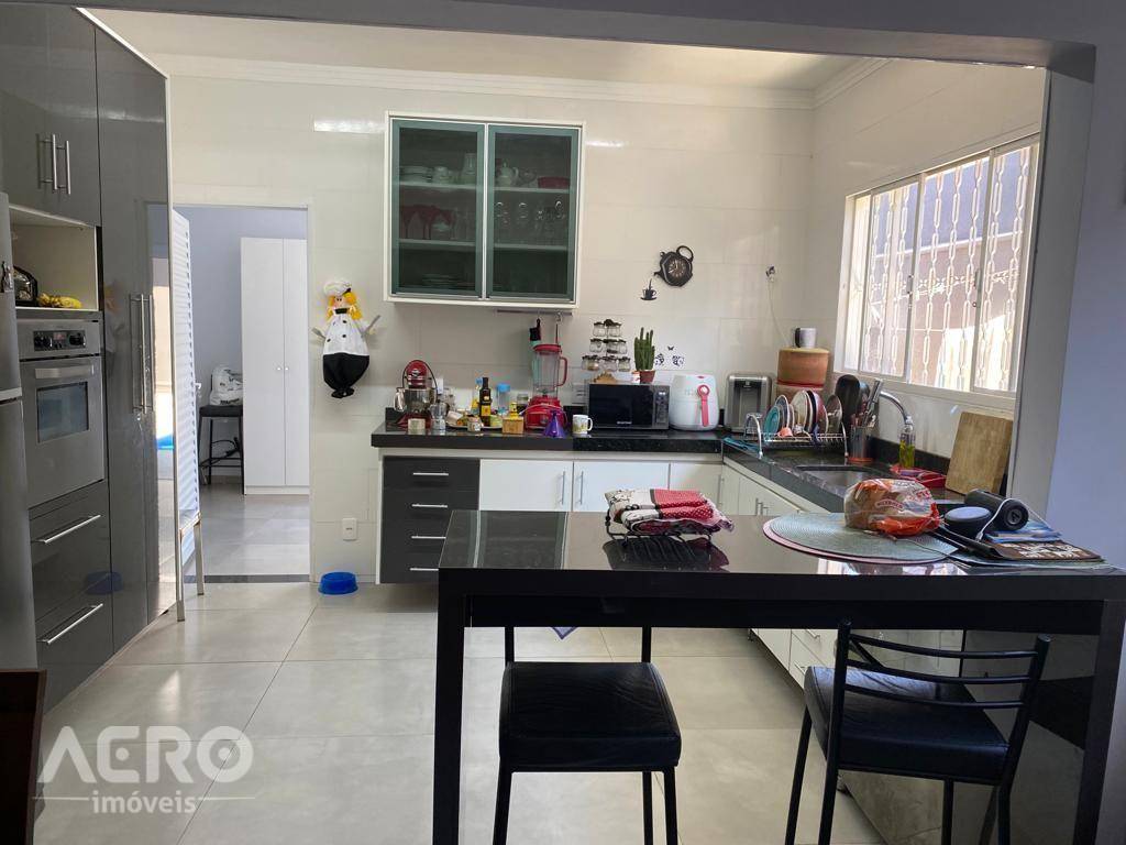 Casa à venda com 4 quartos, 250m² - Foto 3