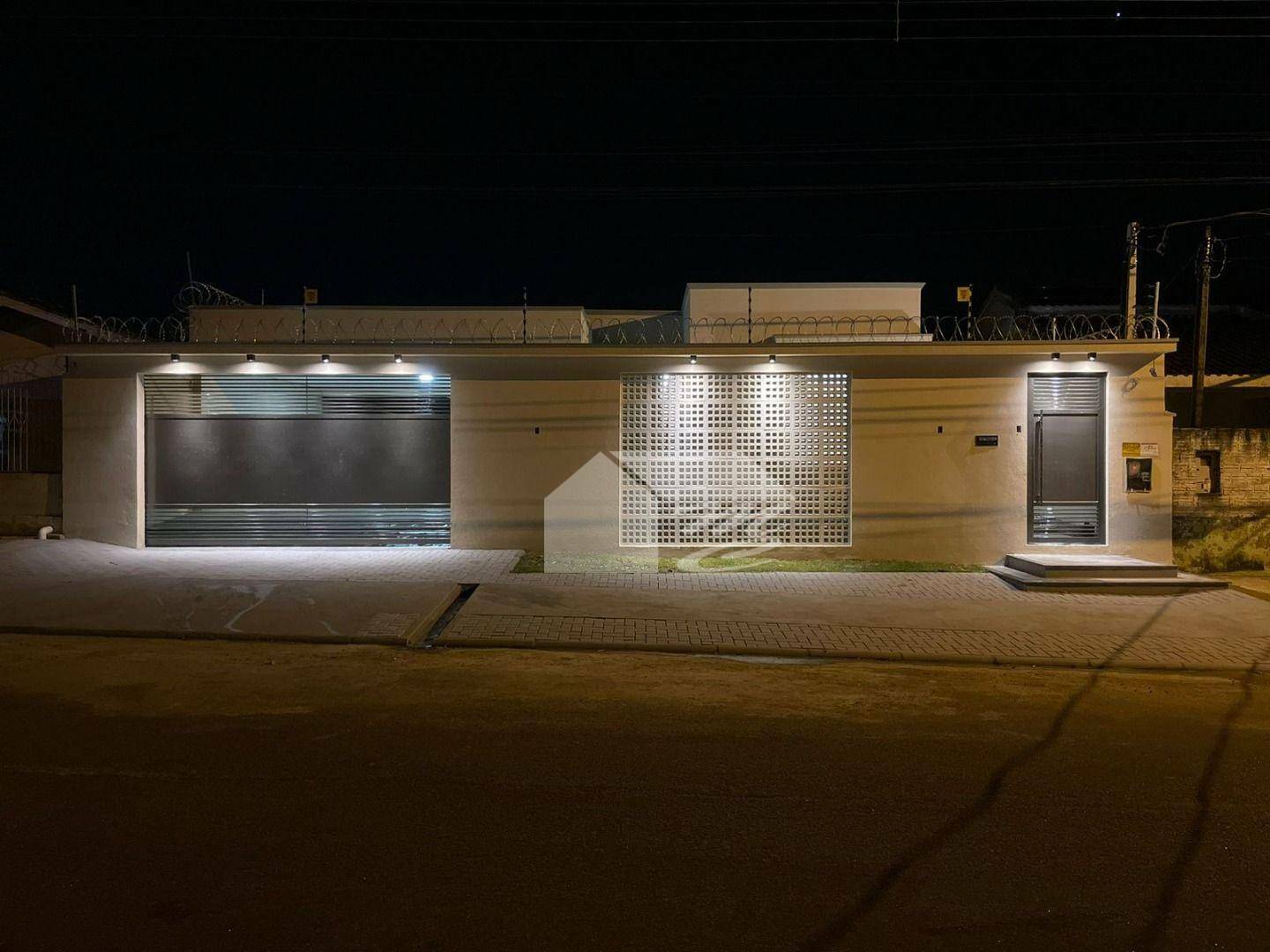Casa à venda com 4 quartos, 250m² - Foto 1