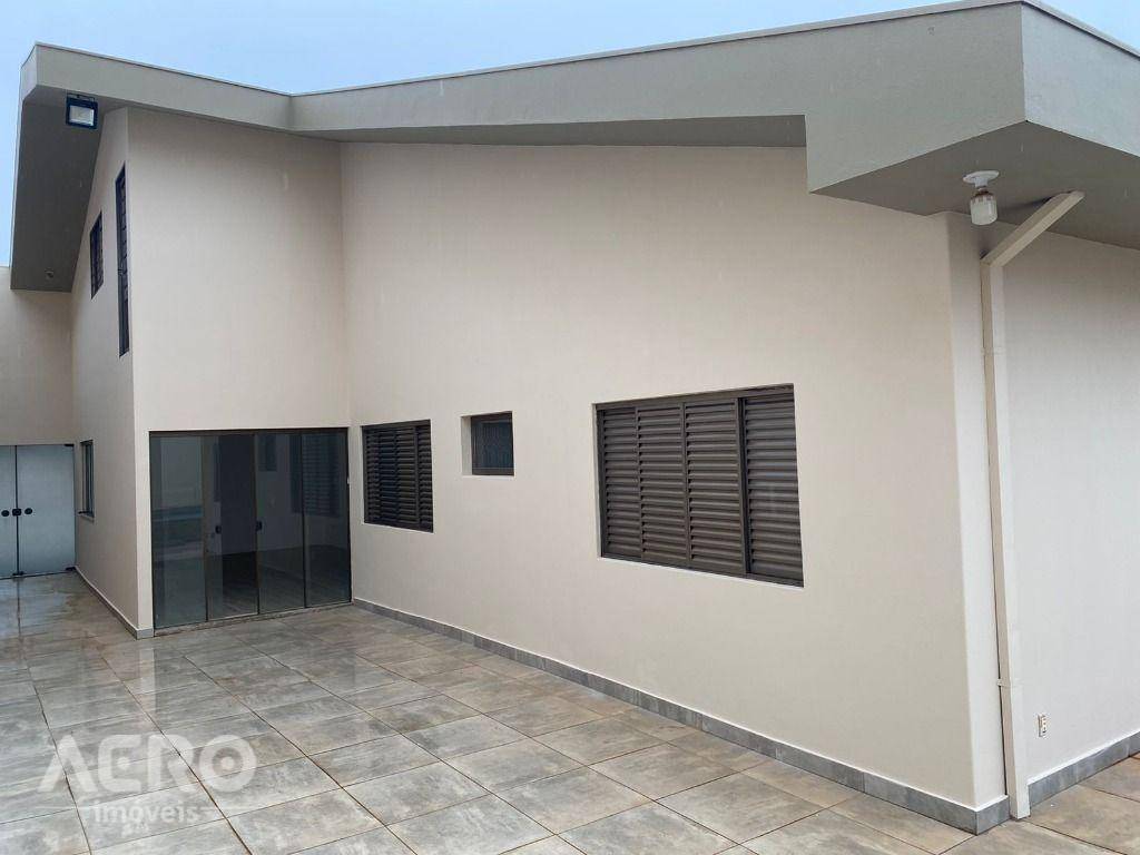 Casa à venda com 4 quartos, 300m² - Foto 2