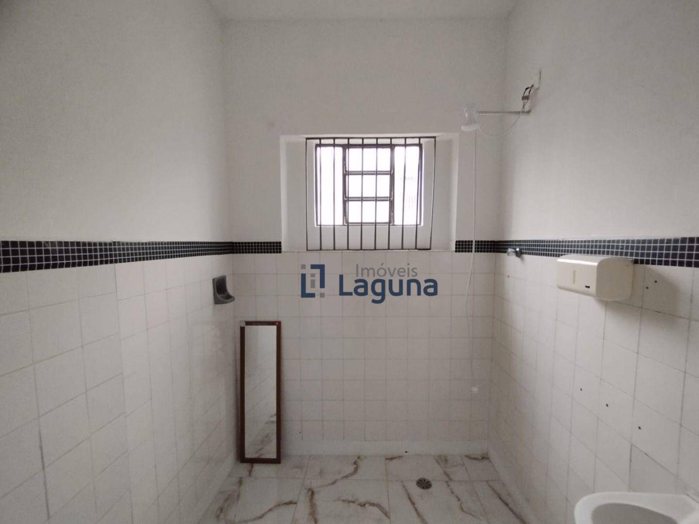 Casa para alugar com 2 quartos, 200m² - Foto 35