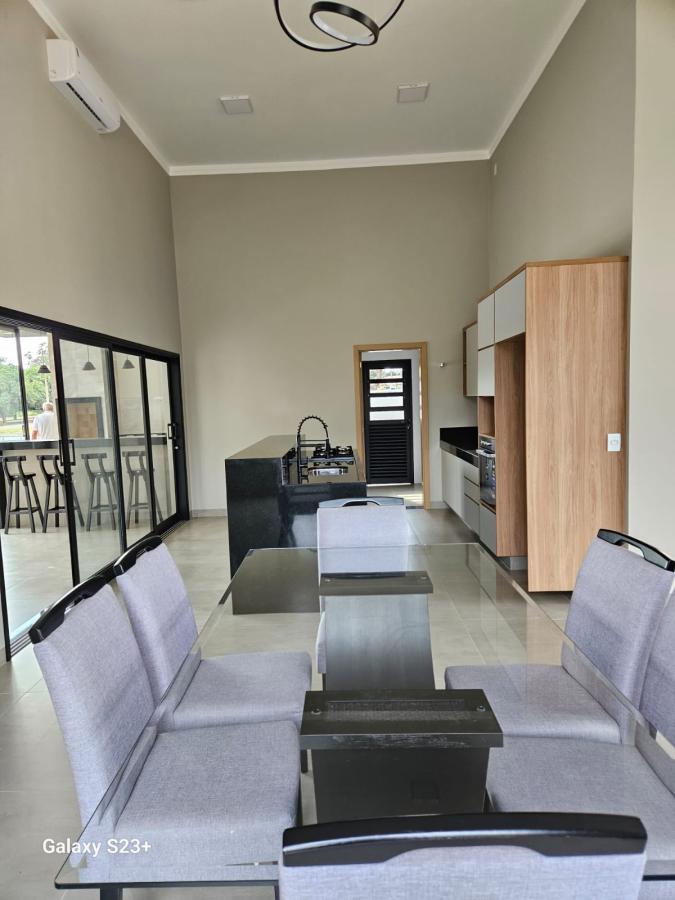 Casa de Condomínio à venda com 3 quartos, 243m² - Foto 2