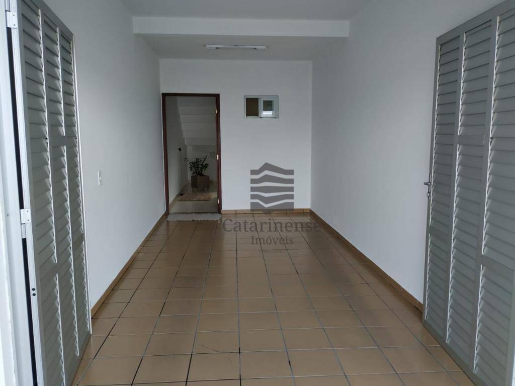 Casa à venda com 4 quartos, 220m² - Foto 2