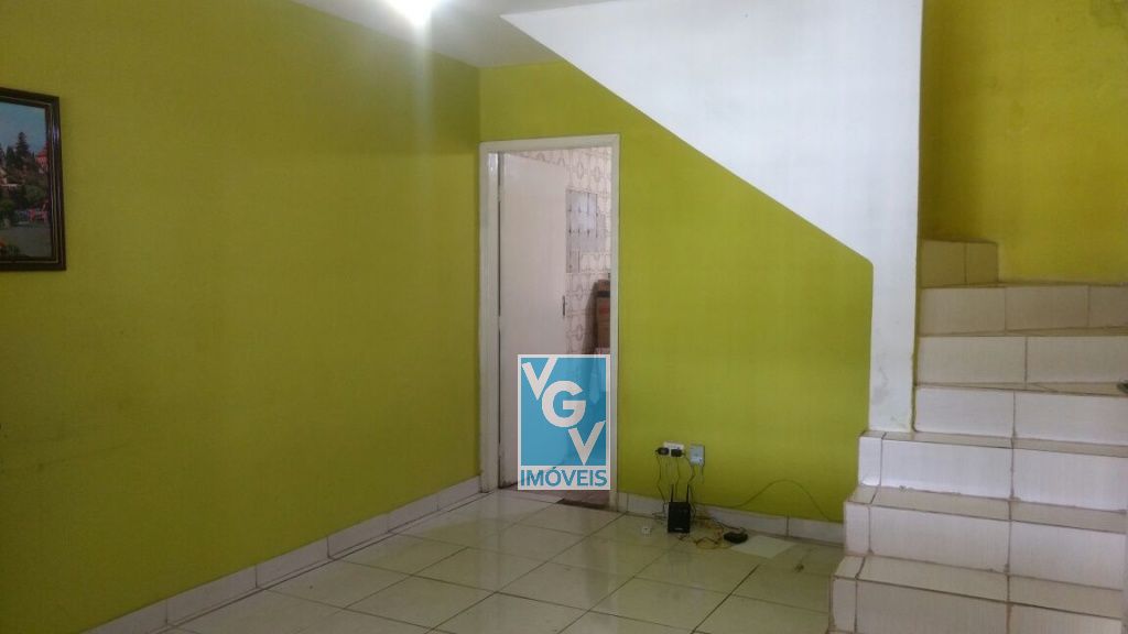 Casa à venda com 2 quartos, 100m² - Foto 1