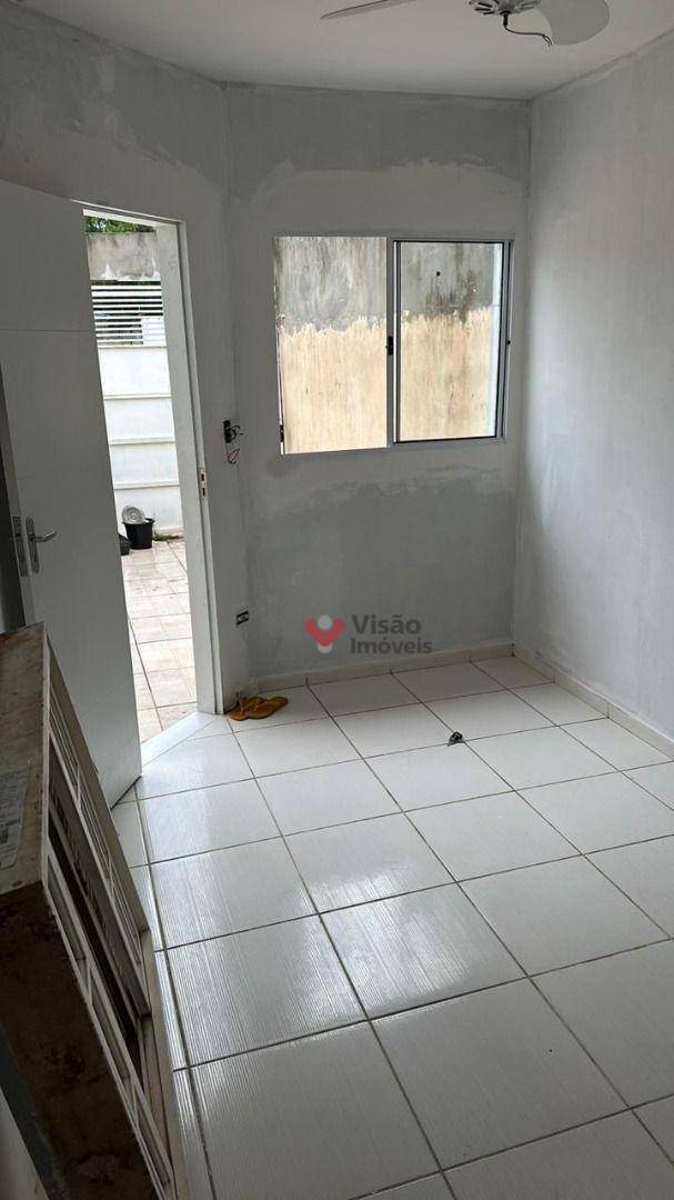 Casa à venda com 2 quartos, 47m² - Foto 3