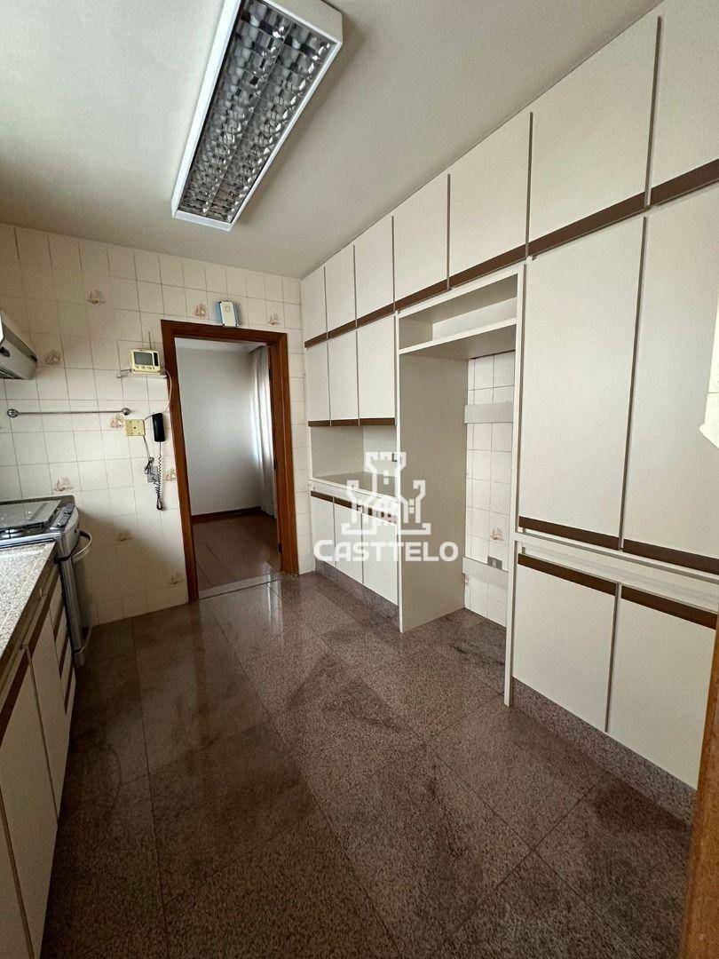 Apartamento à venda com 3 quartos, 226m² - Foto 3