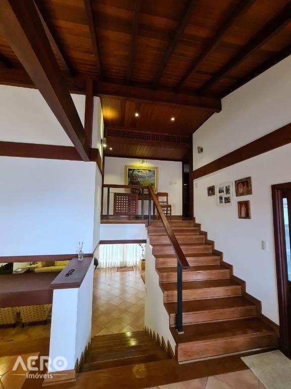 Casa à venda com 3 quartos, 279m² - Foto 2