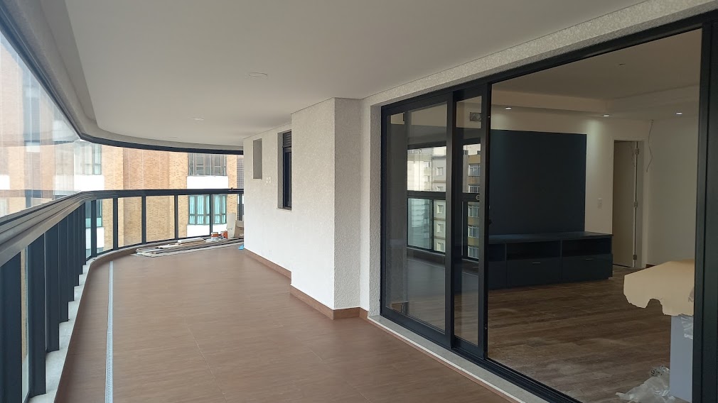 Apartamento à venda com 3 quartos, 215m² - Foto 1