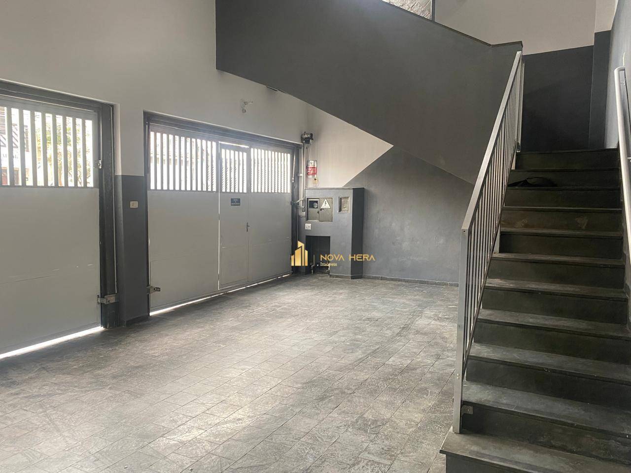 Sobrado à venda com 4 quartos, 256m² - Foto 2