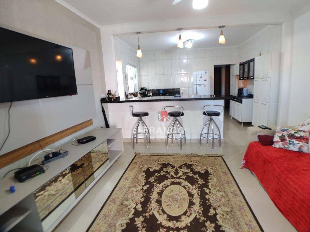 Casa à venda com 3 quartos, 180m² - Foto 1