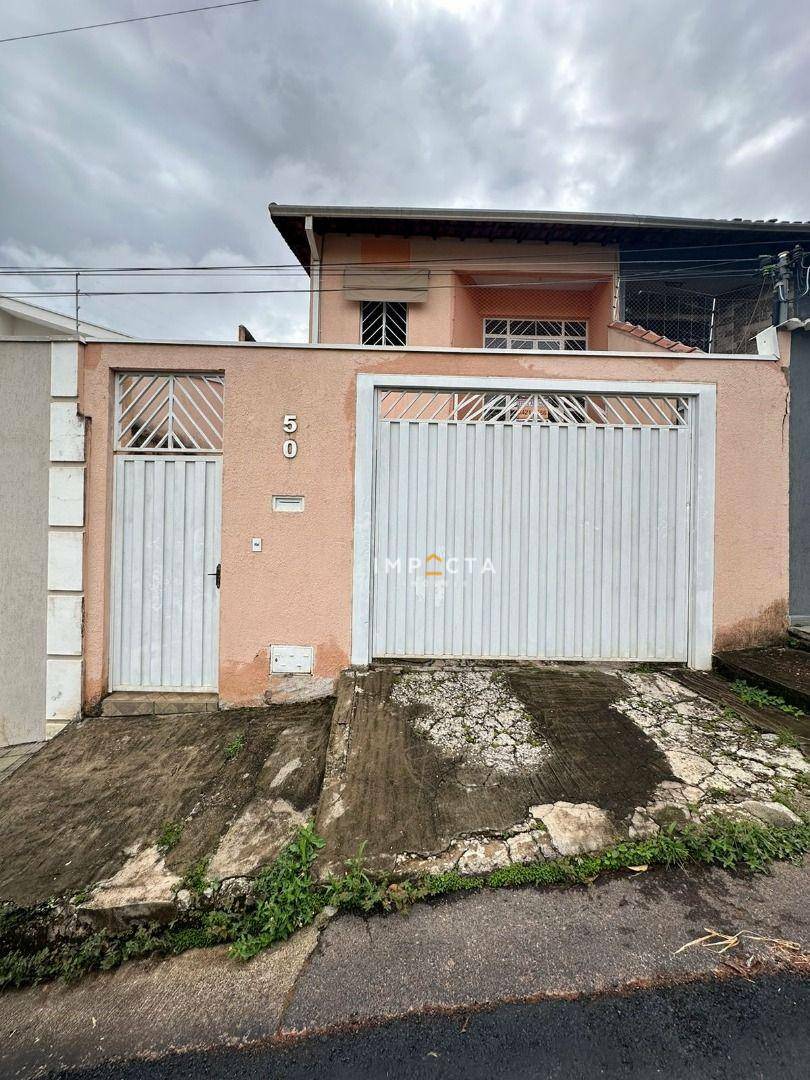 Casa à venda com 3 quartos, 157m² - Foto 1