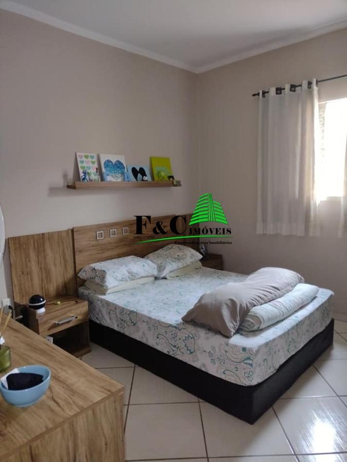 Casa à venda com 2 quartos, 200m² - Foto 2