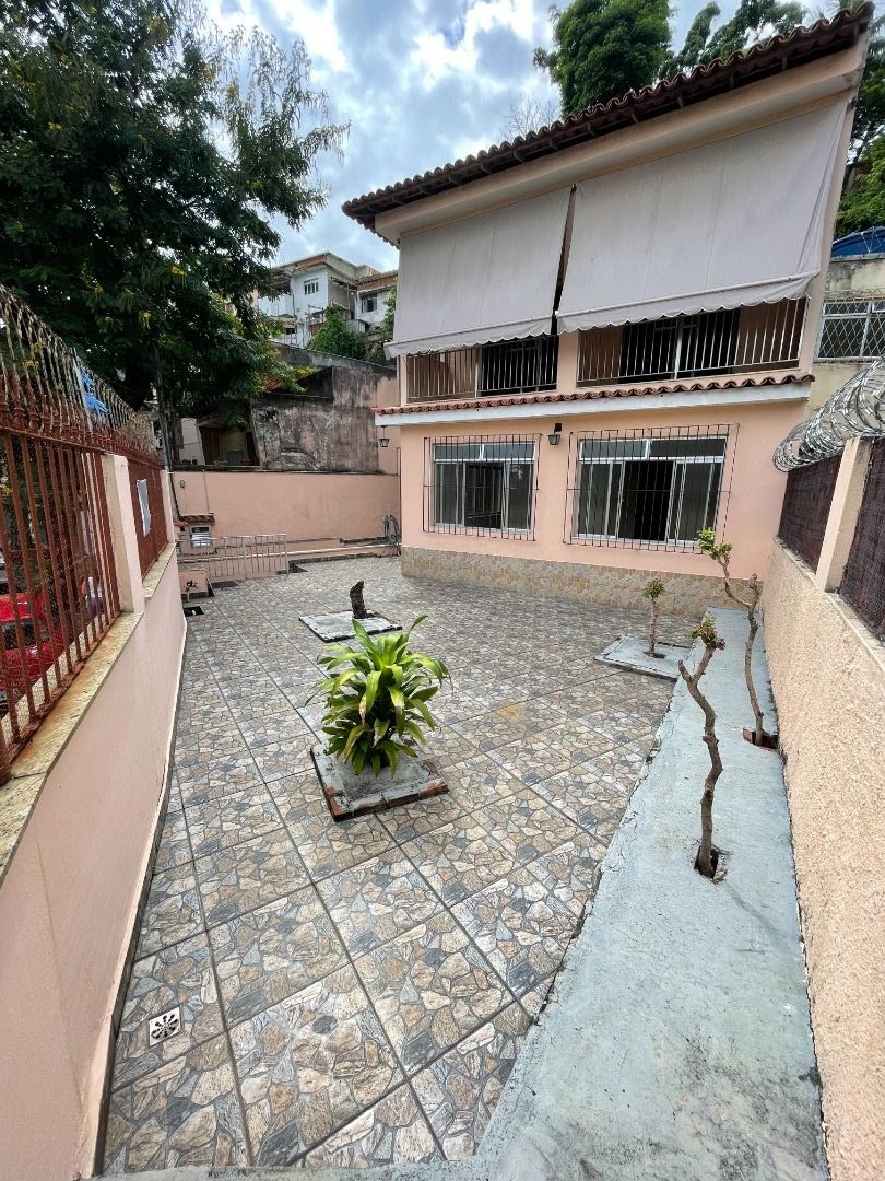 Casa à venda com 4 quartos, 199m² - Foto 1