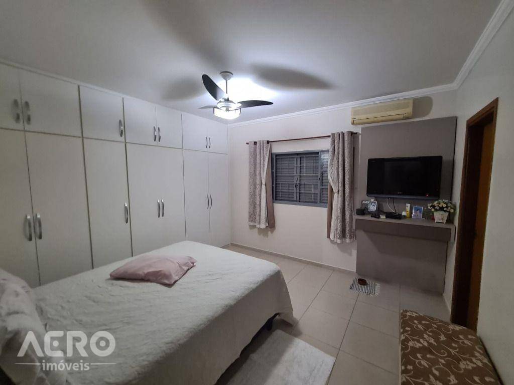 Casa à venda com 3 quartos, 310m² - Foto 2