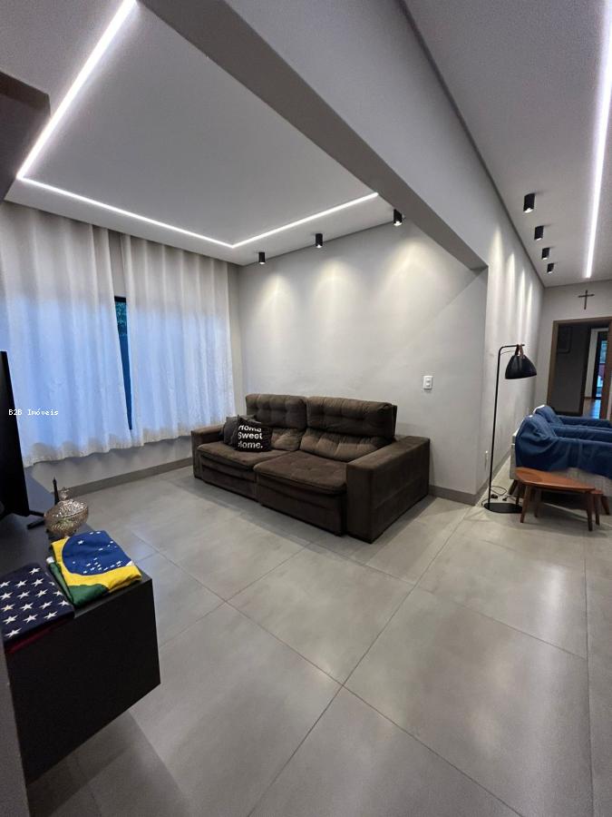 Casa de Condomínio à venda com 3 quartos, 300m² - Foto 2